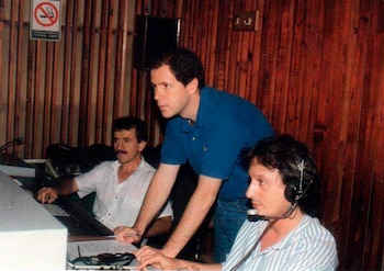 El productor Gustavo Siegrist parado