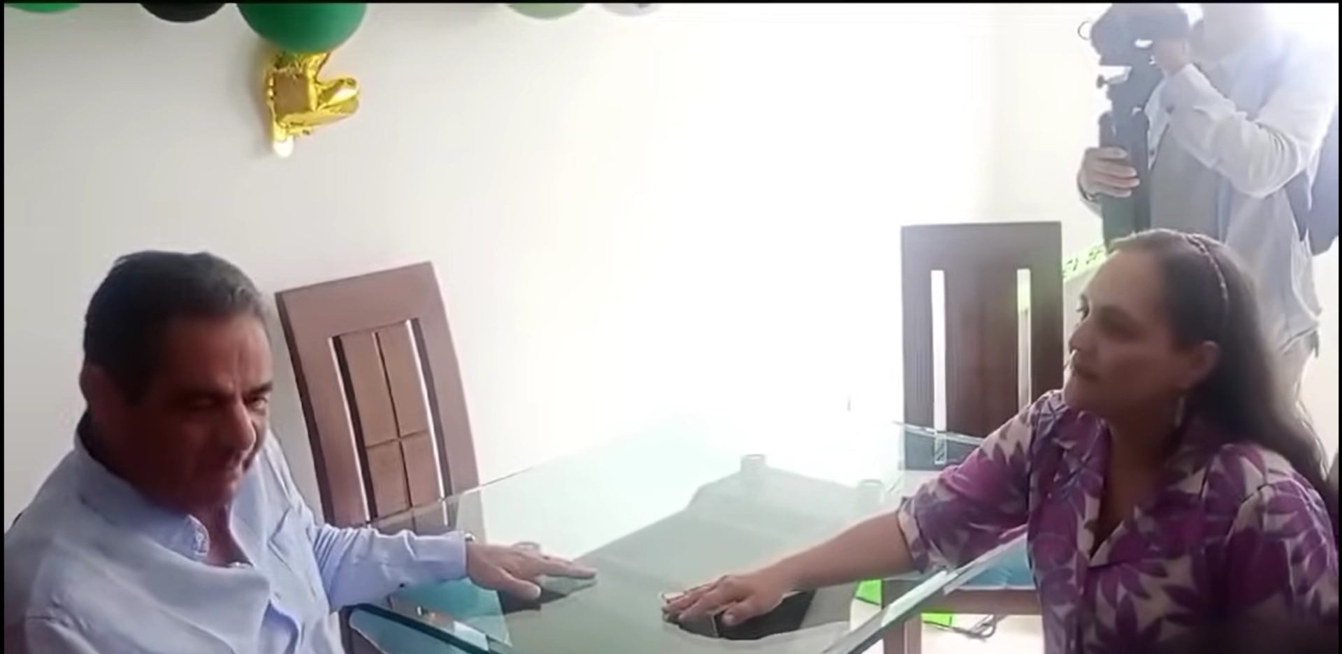 El exvicepresidente tuvo un pequeño enojo con una de sus asistentes en medio de un recorrido por el departamento del Huila - crédito Captura de Pantalla La Silla Vacía/X