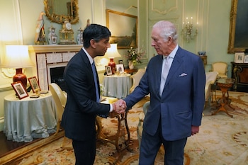 El rey Carlos III estrecha