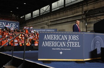 Trump visitó a los obreros