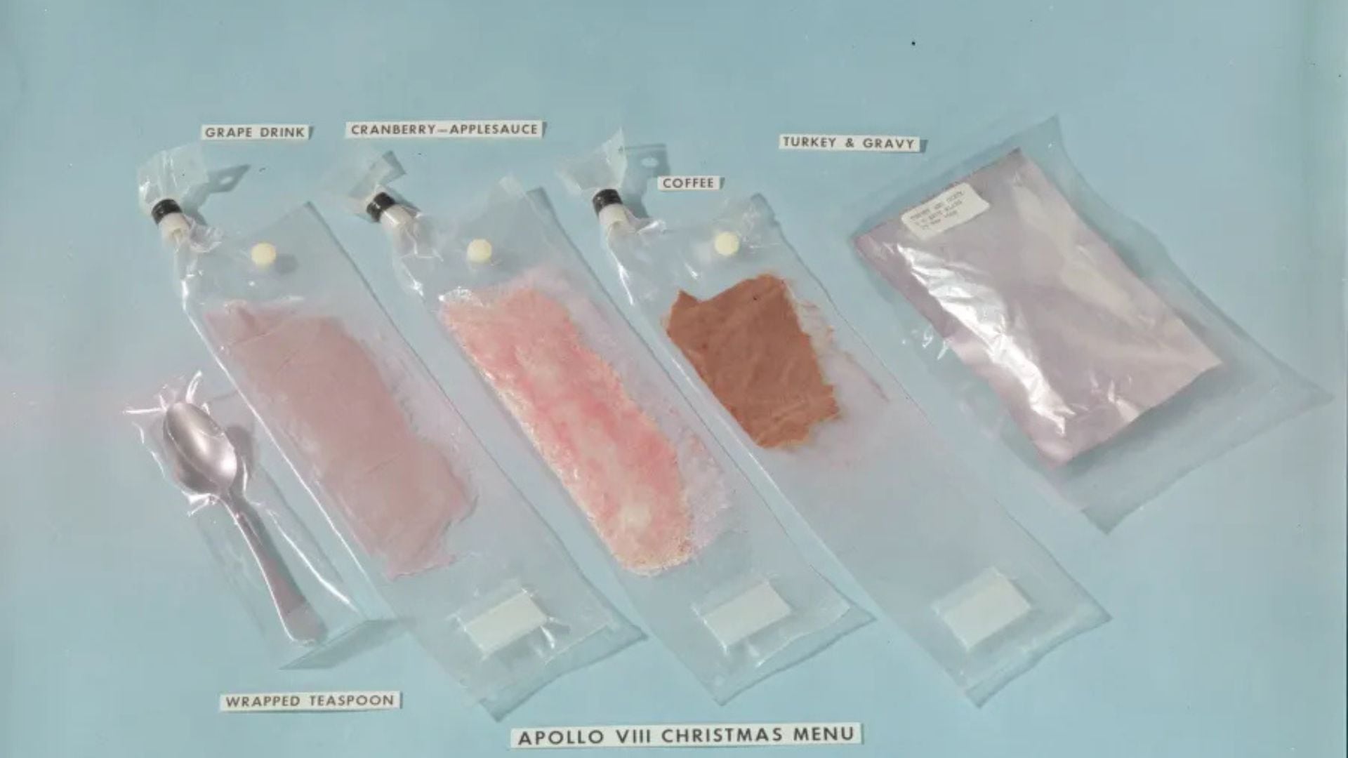 El menú navideño del Apolo 8 incluía bebida de uva deshidratada, puré de arándanos y manzana, café, y un paquete húmedo con pavo y salsa, mostrando la innovación en la comida espacial (Centro de Sistemas para Soldados de Natick, EE. UU, publicado en NASA)