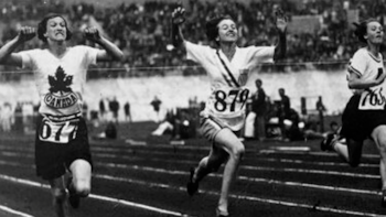 La joven velocista estadounidense fue la primera campeona olímpica femenina de atletismo en la historia, ganando el oro en Ámsterdam 1928 (Captura de video)