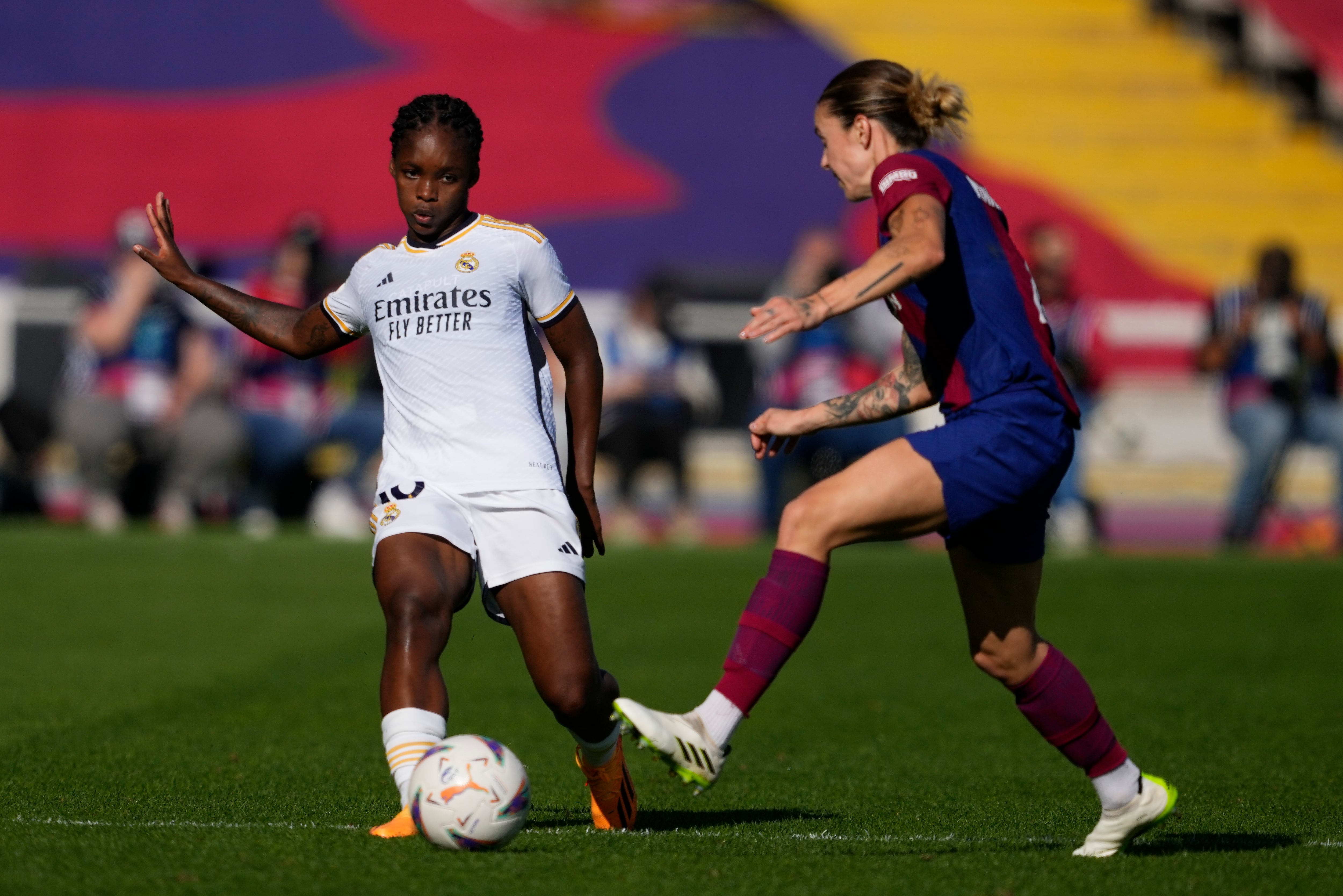 La rama femenina volverá a vivir otra edición del Clásico Español, donde el cuadro merengue intentará revertir la historia y sorprender al conjunto blaugrana. (EFE/Alejandro García)