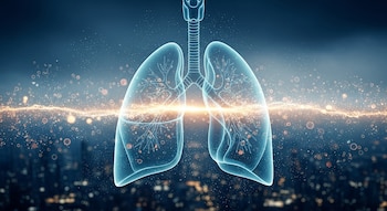 Pulmones humanos semitransparentes en azul emergen de un fondo urbano oscuro y borroso. Partículas doradas y una franja de luz horizontal los rodean.