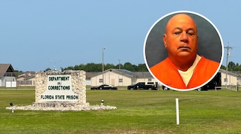 Cartel de la Prisión Estatal de Florida en un terreno verde y retrato circular de un hombre con uniforme naranja en la esquina superior.
