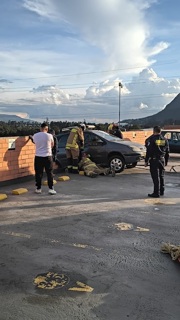 El Cuerpo de Bomberos Voluntarios de Zipaquirá desplegó un camión, una camioneta y dos ambulancias para atender el reporte - crédito @RolloPublico/X