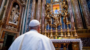 El papa frente al icono