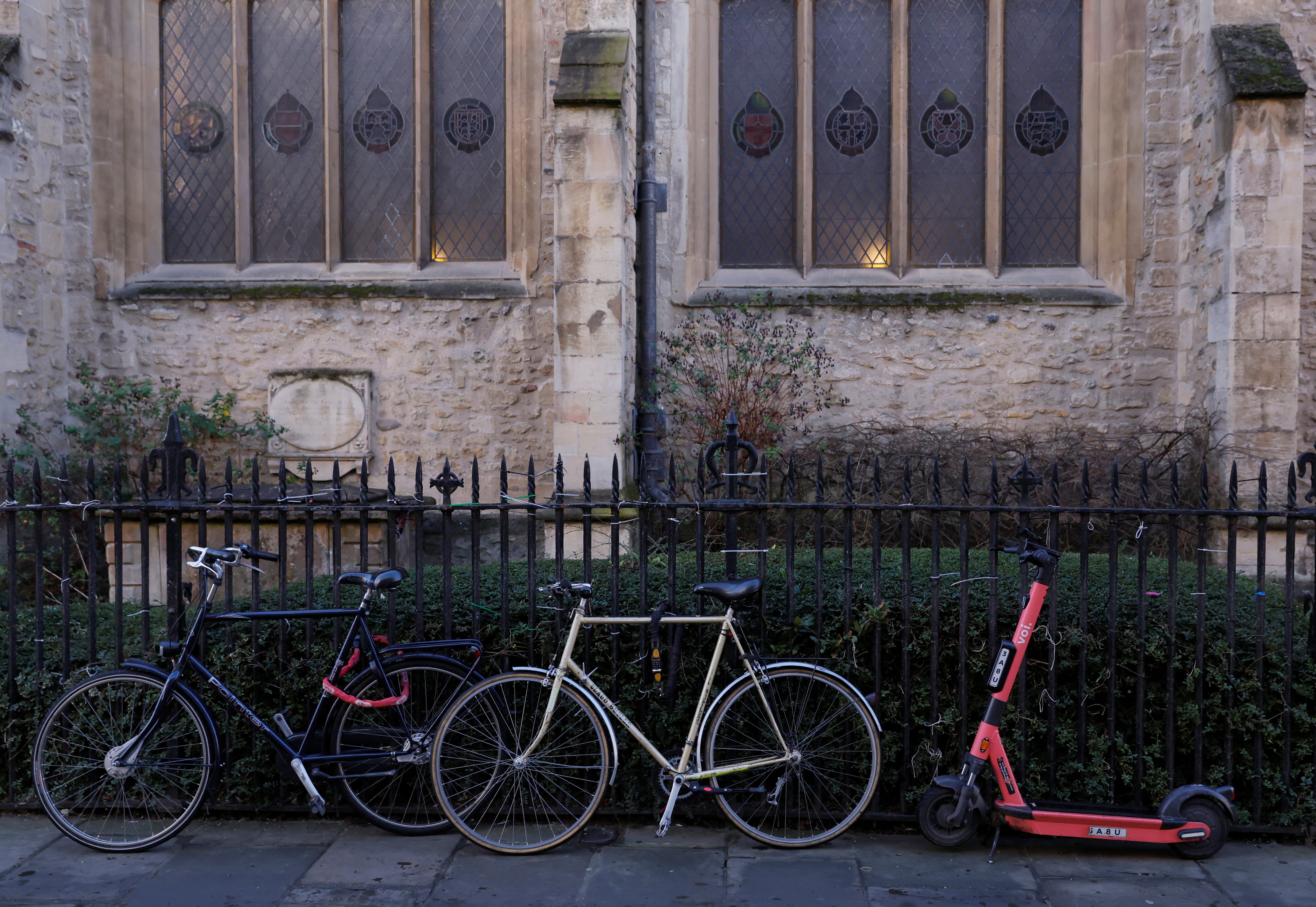 Un tercio de los desplazamientos en Cambridge se realiza en bicicleta, con calles ciclistas y estacionamiento junto a la estación de trenes (REUTERS/Andrew Couldridge)