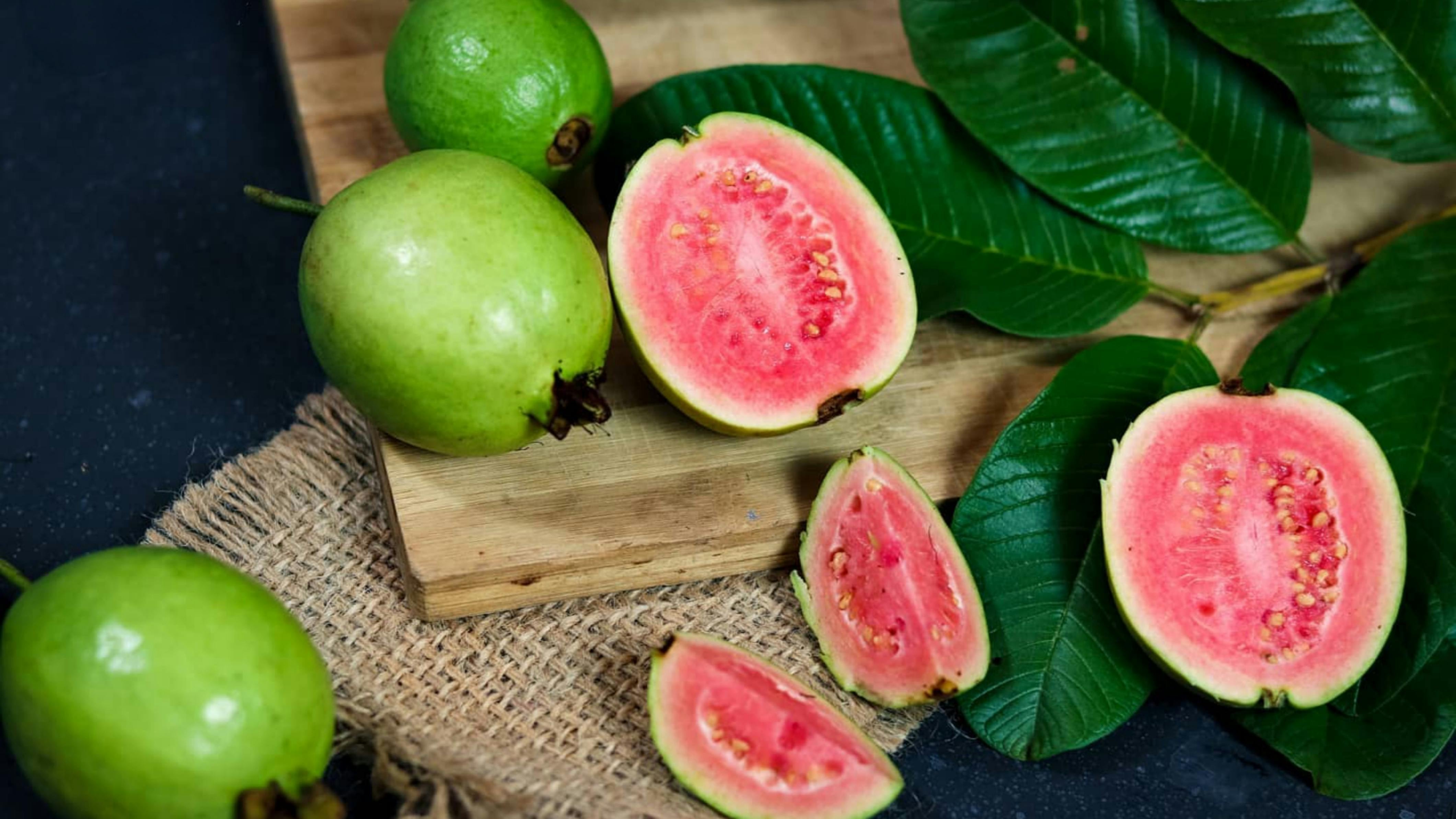 Varias guayabas cortadas antes de ser consumidas (Pexels)
