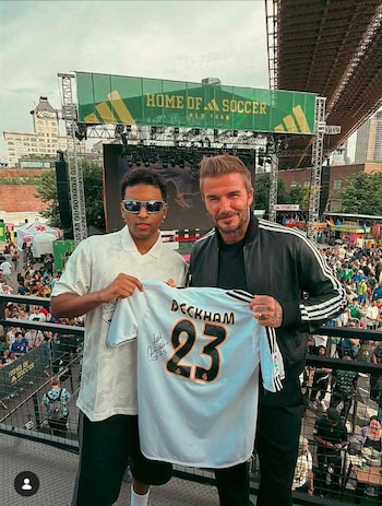 En medio del Mundial 2026 uno de los ausentes con Brasil por lesión, el atacante del Real Madrid Rodrygo, compartió en la tienda de Nueva York junto a David Beckham - crédito @classicfootballshirts/IG