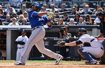 En la imagen un registro del beisbolista dominicano Edwin Encarnación (i) al actuar para los Azulejos de Toronto. EFE/Justin Lane/Archivo