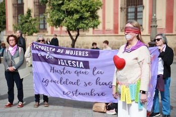Miembros de Revuelta de Mujeres en la Iglesia durante una concentración en Sevilla el pasado marzo
(Rocío Ruz / Europa Press)