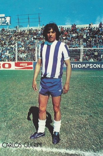 Posando con la camiseta de