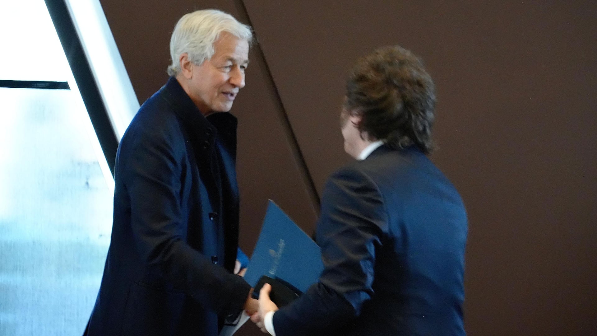 Javier Milei y Jamie Dimon se saludan oficialmente al comenzar la Argentina Weekhabló en el Argentina Week, (New York, Estados Unidos)