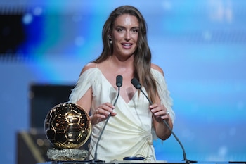 Alexia Putellas, del Barcelona, fue elegida como la mejor jugadora del mundo con el Balón de Oro, para la temporada 2025/26 - crédito AP Foto/Kin Cheung