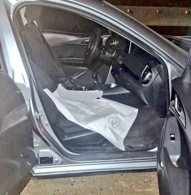 Un cartel escrito a mano fue localizado en el interior del vehículo donde se hallaron los cuerpos, elemento que autoridades analizan como posible mensaje vinculado a la disputa entre estructuras criminales (Foto cortesía Emisiones Unidas).