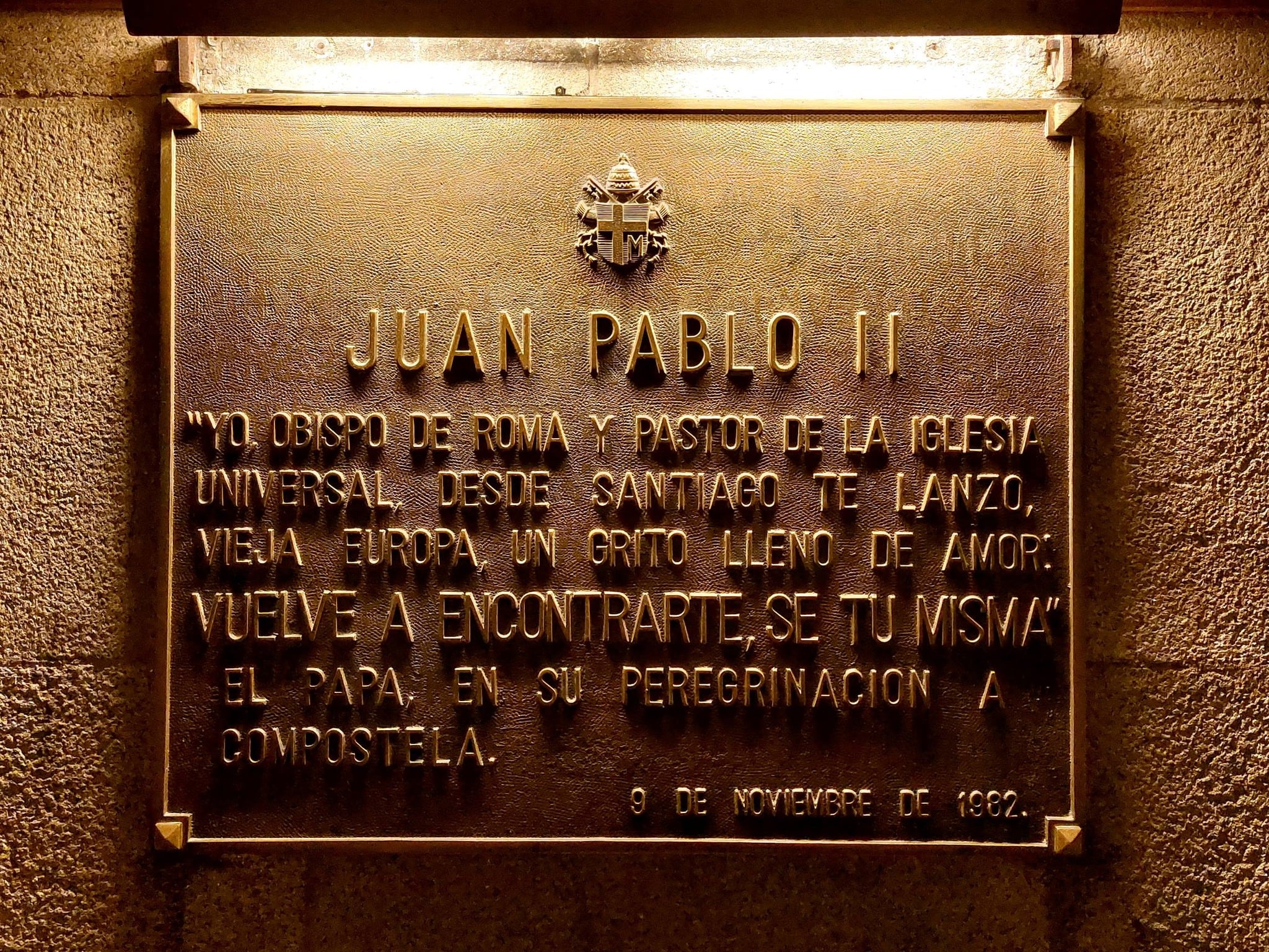 La placa que conmemora la visita de Juan Pablo II a Santiago de Compostela y su llamdo a Europa:
