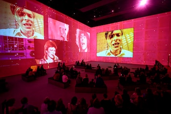 La exposición destaca actuaciones emblemáticas de Bowie en Hammersmith Odeon y Earl’s Court, reforzando su impacto en la música del siglo XX