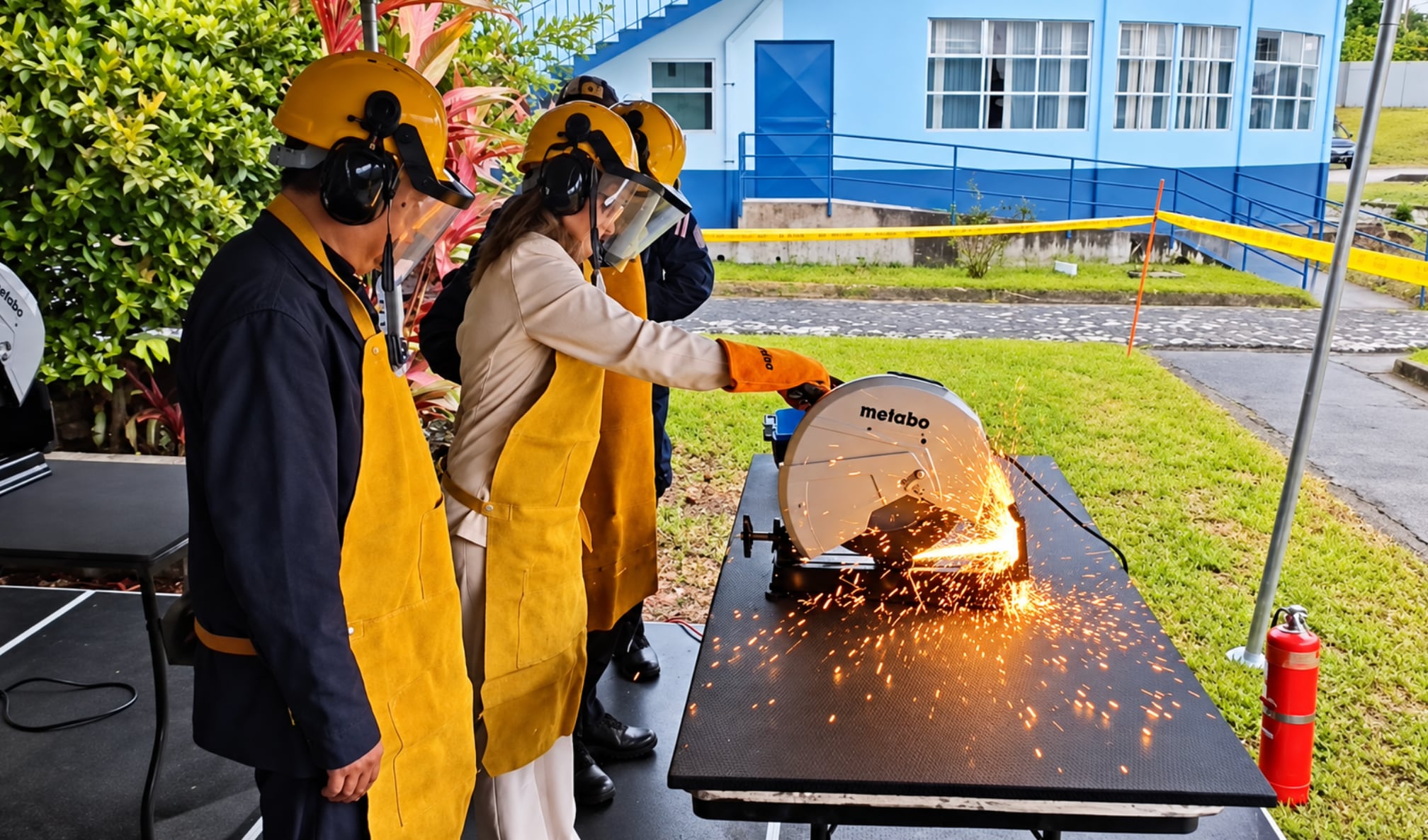 La presidenta de Costa Rica, Laura Fernández Delgado, participó en la destrucción de más de 9.300 armas de fuego durante una actividad realizada en el Arsenal Nacional. Crédito: Captura video MSP