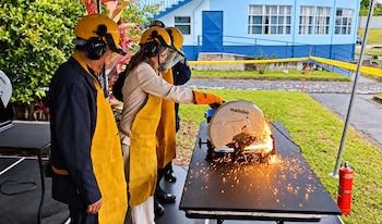 La presidenta de Costa Rica, Laura Fernández Delgado, participó en la destrucción de más de 9.300 armas de fuego durante una actividad realizada en el Arsenal Nacional. Crédito: Captura video MSP