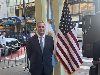 Pablo Quirno en la Quinta Avenida antes de participar del debate por la soberanía de las Islas Malvinas en la ONU, (New York, Estados Unidos)
