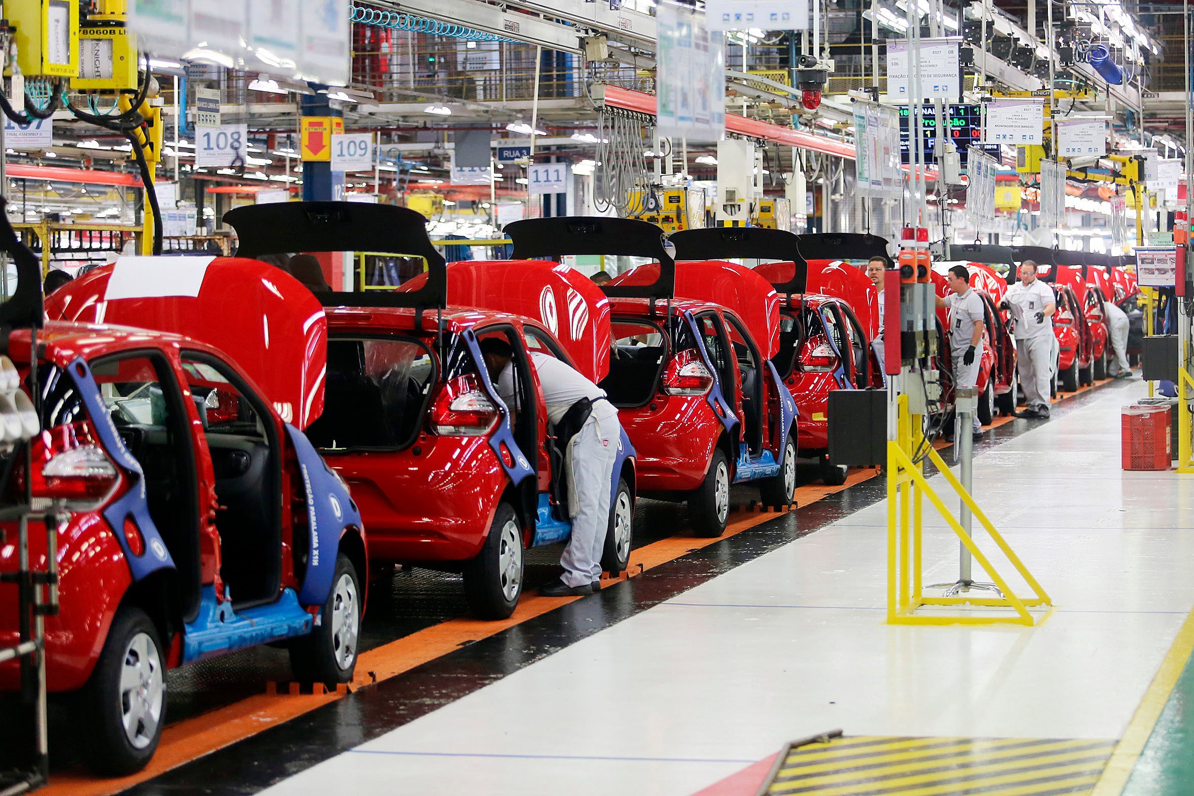 La producción automotriz volvió a mostrar señales de retroceso en abril, uno de los indicadores que anticipan una nueva caída industrial. (EFE)