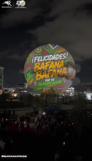 Al ritmo de Waka Waka de Shakira, la afición de Pachuca felicitó a Sudáfrica por su histórico pase de la fase de grupos. (X/ @BafanaBafana)