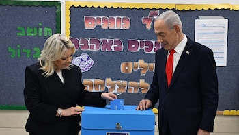 Netanyahu acude a votar junto a su mujer en Jerusalén y reafirma la importancia de una alta participación