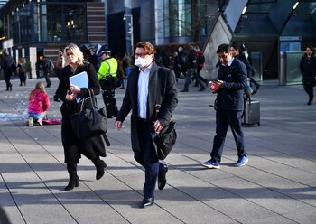 Los viajeros caminan por Canary