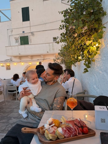 José Sosa y Aitana antes de cenar en un restaurante típico de la región de Puglia