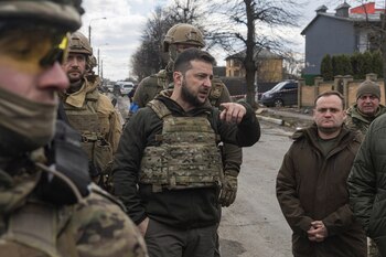 El presidente de Ucrania, Volodimir Zelensky habla mientras está rodeado de militares ucranianos en Bucha, a las afueras de Kiev (Reuters)