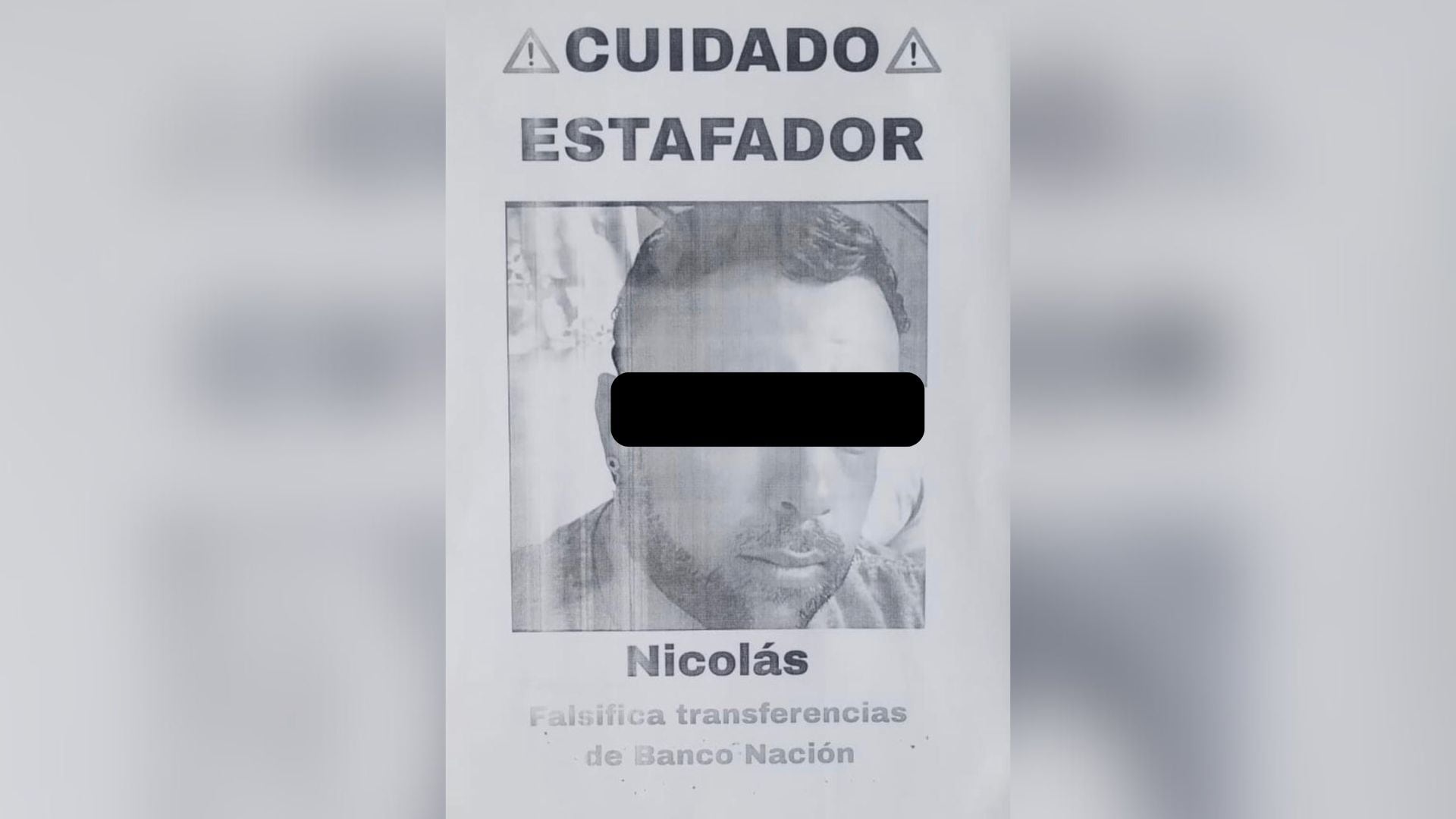 El cartel de advertencia con la foto de un hombre identificado como el estafador en Los Hornos (Foto: Policía bonaerense)