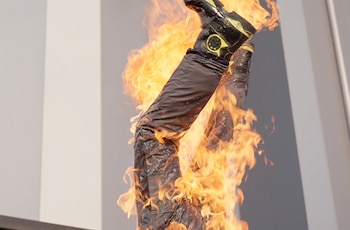 El hombre que hizo una vertical con todo el cuerpo en llamas durante 47 segundos y consiguió un récord Guinness