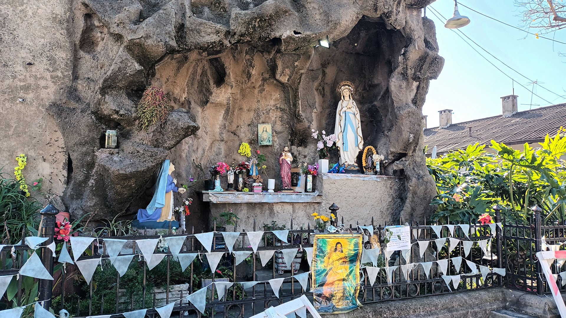 La Colonia tuvo históricamente una fuerte impronta católica: exigían para acceder a una vivienda estar casado por iglesia y guardar un comportamiento acorde a la moral cristiana