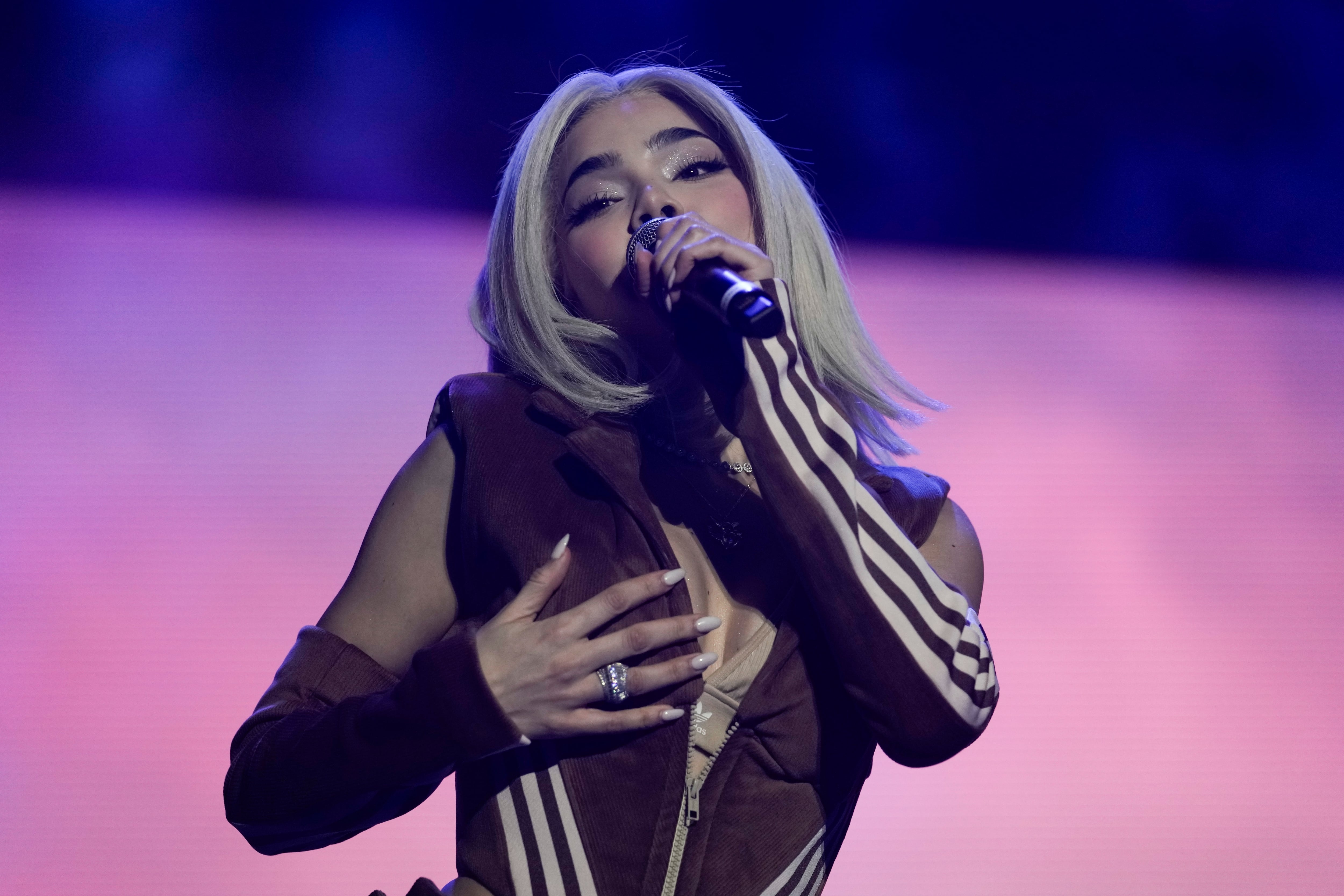 La cantante mexicana Kenia Os durante su concierto en el festival AXE Ceremonia en el Parque Bicentenario en la Ciudad de México el domingo 24 de marzo de 2024. (Foto AP/ Marco Ugarte)