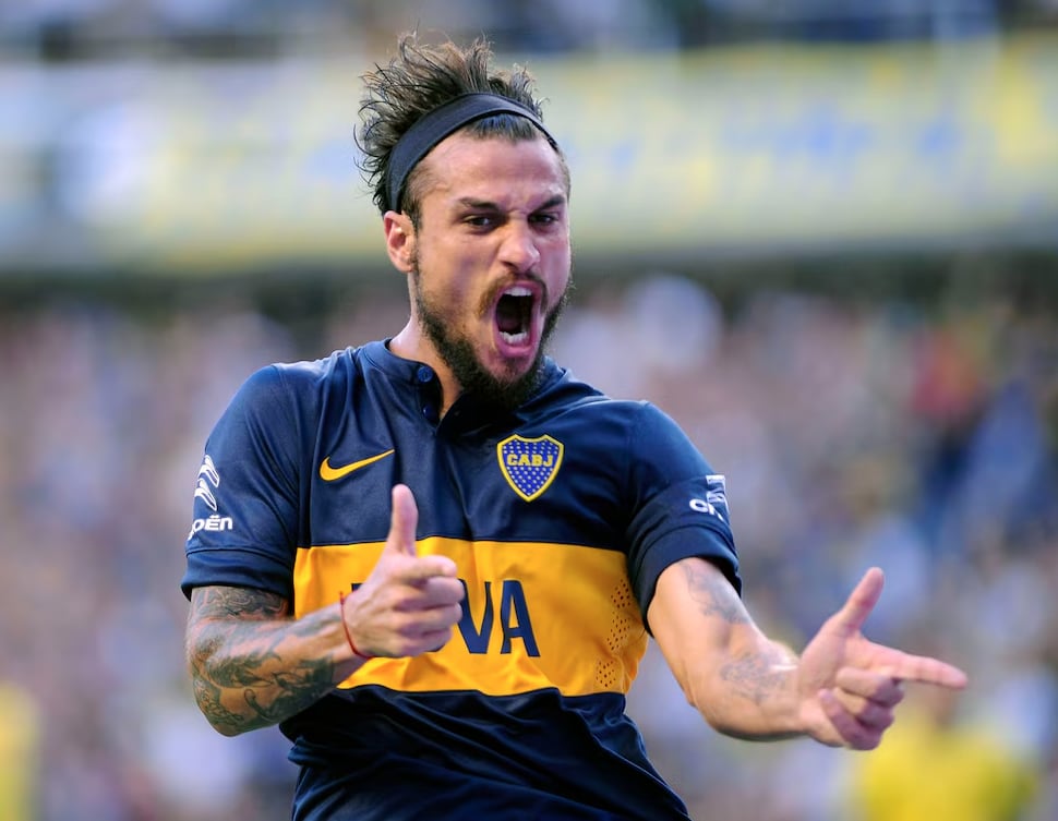 El futbolista Dani Osvaldo celebra una jugada con la camiseta de Boca Juniors durante un partido de la CONMEBOL Libertadores.