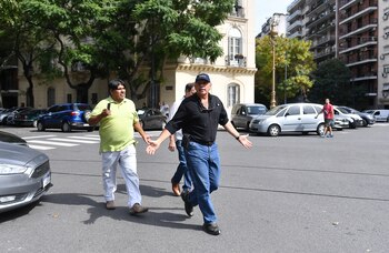 Sergio Berni, con gorra, luego