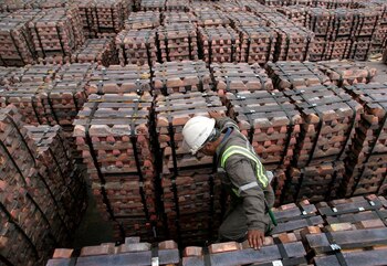 Foto referencial de archivo de un trabajador revisando un cargamento de cobre en el puerto de Valparaíso, Chile. Agosto, 2006. REUTERS/Eliseo Fernández