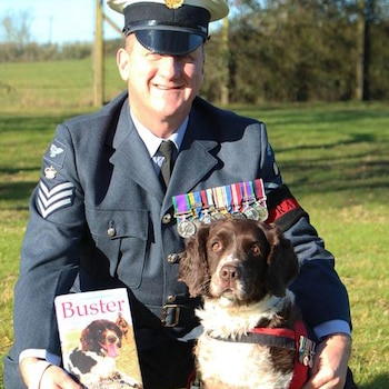 Buster con su controlador y