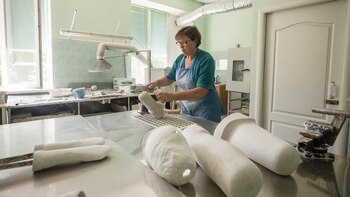 Una trabajadora realiza prótesis para
