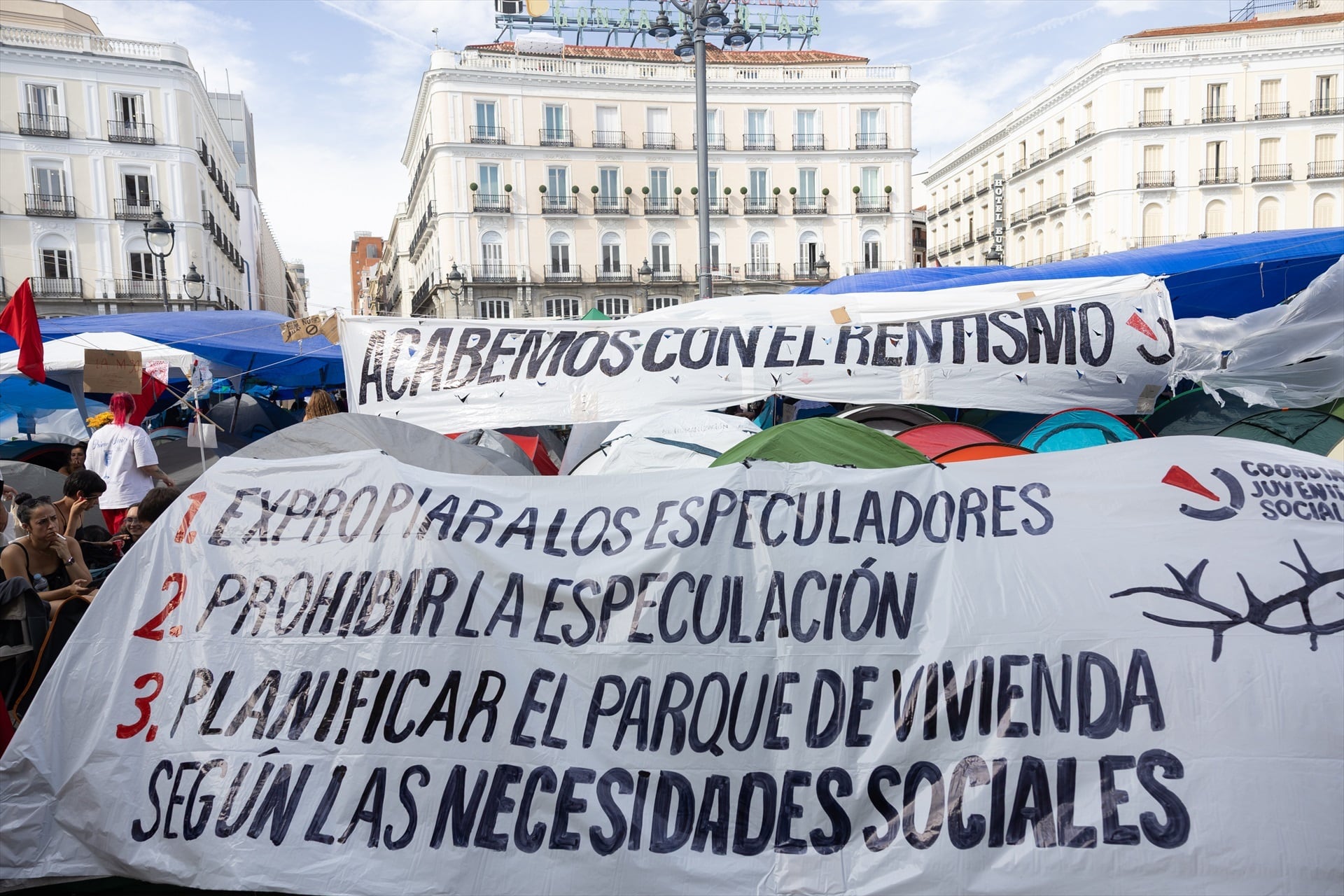 Cientos de personas continúan acampadas en la Puerta del Sol de Madrid. Jesús Hellín / Europa Press