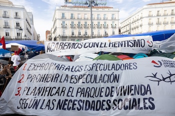 Cientos de personas continúan acampadas en la Puerta del Sol de Madrid. Jesús Hellín / Europa Press