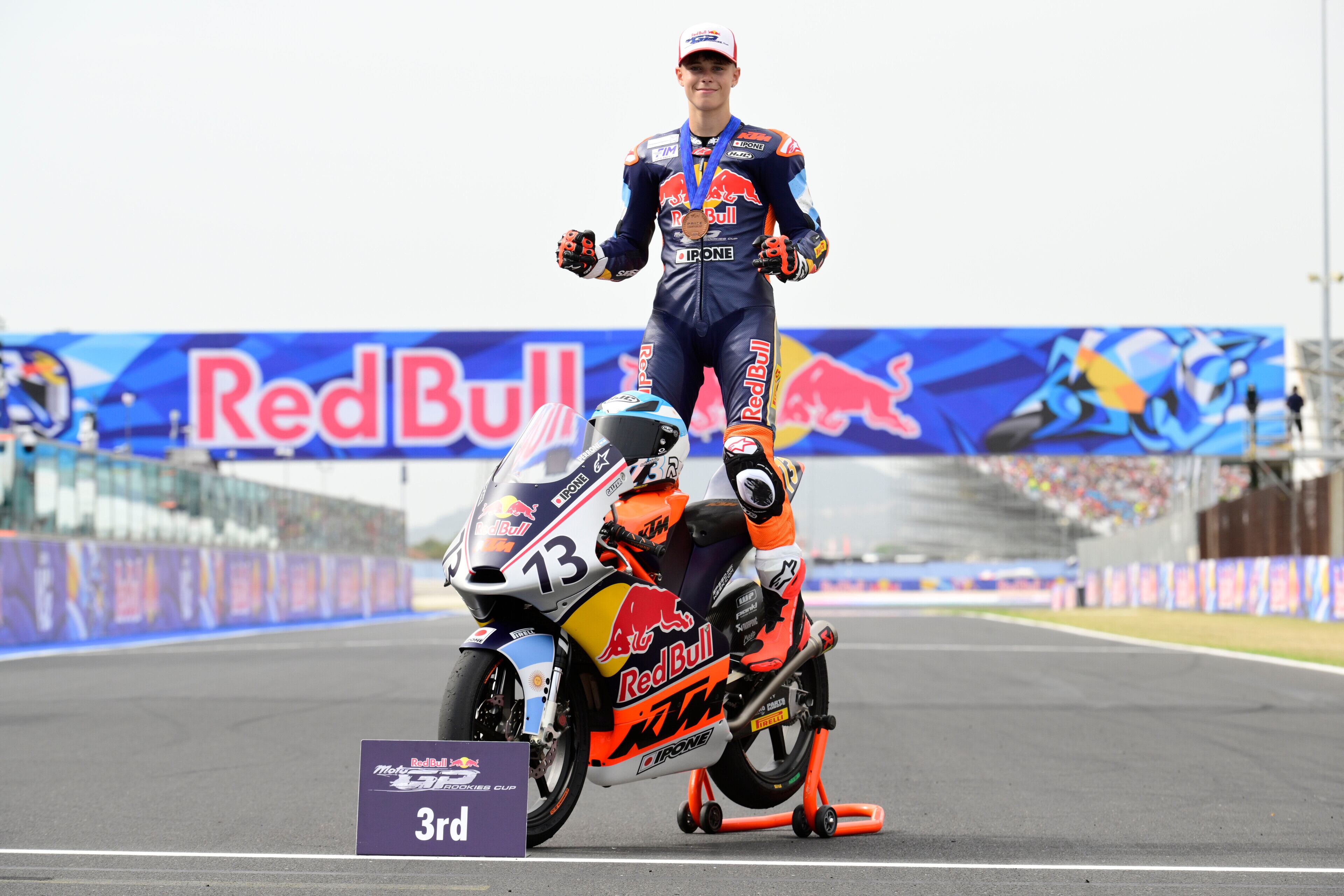 Valentín Perrone, tras finalizar décimo en su primera temporada, disputará nuevamente el Moto3 en 2026 (Red Bull Content Pool)