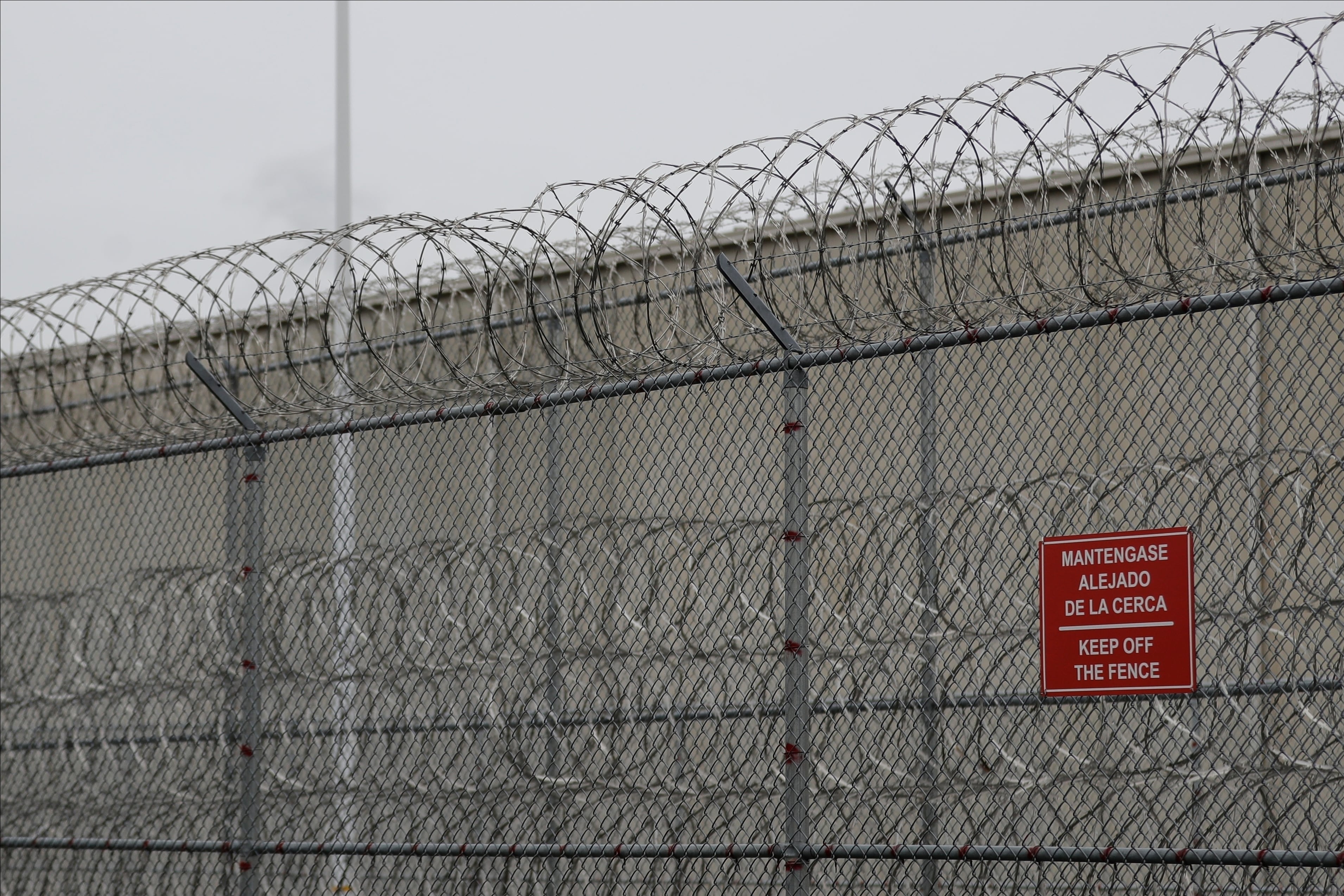 Un dron estrellado en una prisión federal de Carolina del Sur en 2022 transportaba 38 gramos de metanfetamina pura y cargadores electrónicos. (AP Foto/Ted S. Warren, archivo)