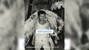Hombre joven con camisa y pantalón claros y sucios carga una media res de carne sobre sus hombros. Es una fotografía en blanco y negro con texto