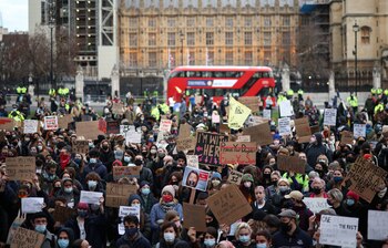 Un grupo de mujeres sostienen carteles durante una protesta en la Plaza del Parlamento, luego del secuestro y asesinato de Sarah Everard, en Londres, el 15 de marzo de 2021. El caso conmocionó a la opinión pública en buena parte de Europa (REUTERS/Henry Nicholls)