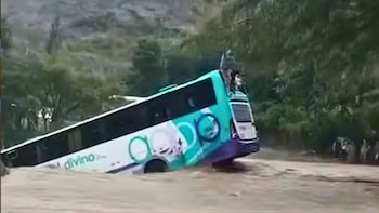 Bus es arrastrado por huaico