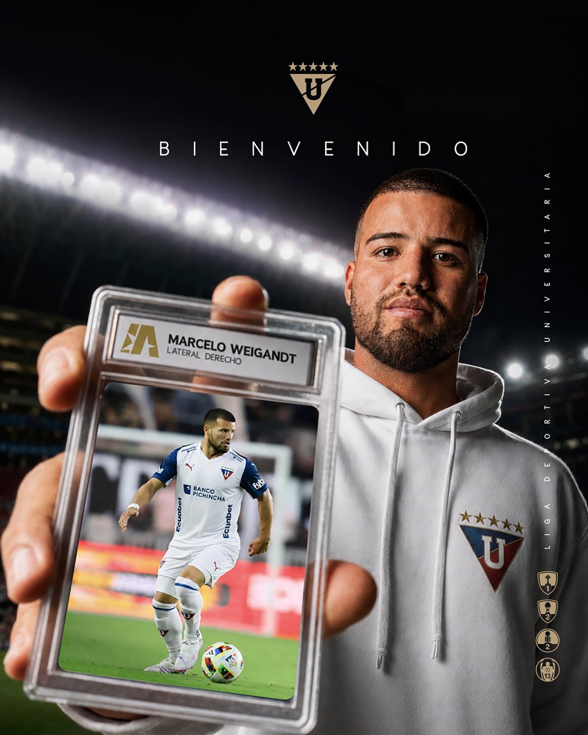 El futbolista Marcelo Weigandt sostiene una tarjeta coleccionable con su figura durante su presentación como nuevo jugador de Liga Deportiva Universitaria.
