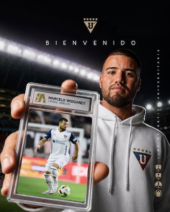 Marcelo Weigandt sostiene un cromo coleccionable dentro de una caja de plástico transparente con el fondo de un estadio nocturno