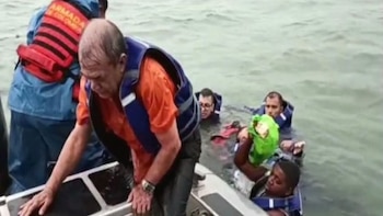 Rescatan a más de 20